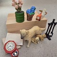 roed-vaegur-hund-hvalpe-stoevsuger-sort-pejsesaet-urtepotteblomster-miniature-retro-indretning-til-dukkehuset 